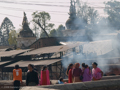 Trauernde und Zuschauer in Pashupatinath